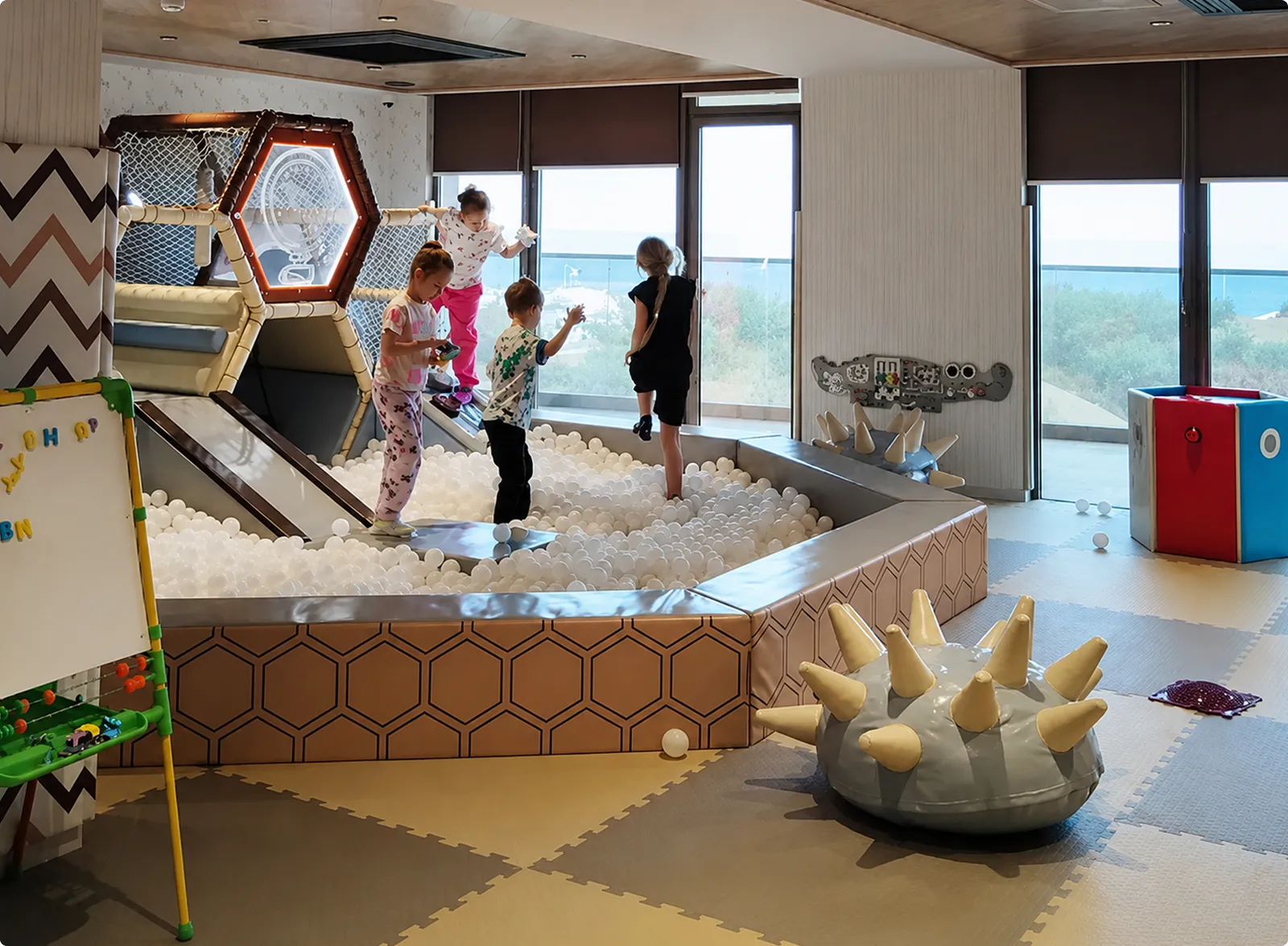 Игровая зона в отеле Dusit Thani Miracleon — миниатюра 2